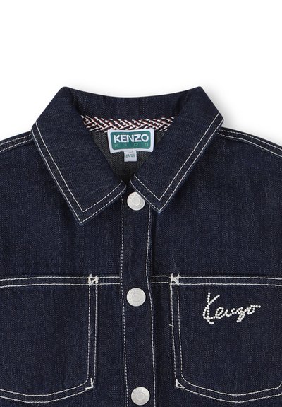 Donkerblauwe denimjack met een klassieke kraag, witte stiksels, twee voorzakken en "Kenzo" geborduurd op de linkse zak.