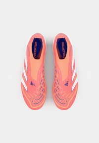 Scarpe da calcio rosa brillante con design testurizzato, righe bianche e marchio blu. Silhouette elegante simile a una calza con una finitura liscia.