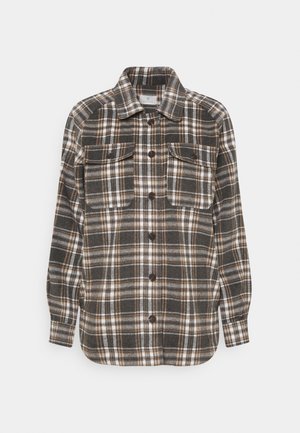 Veste-chemise à manches longues à carreaux marron, blanc et gris, fermeture boutonnée sur le devant, et deux poches poitrine à rabat avec boutons.
