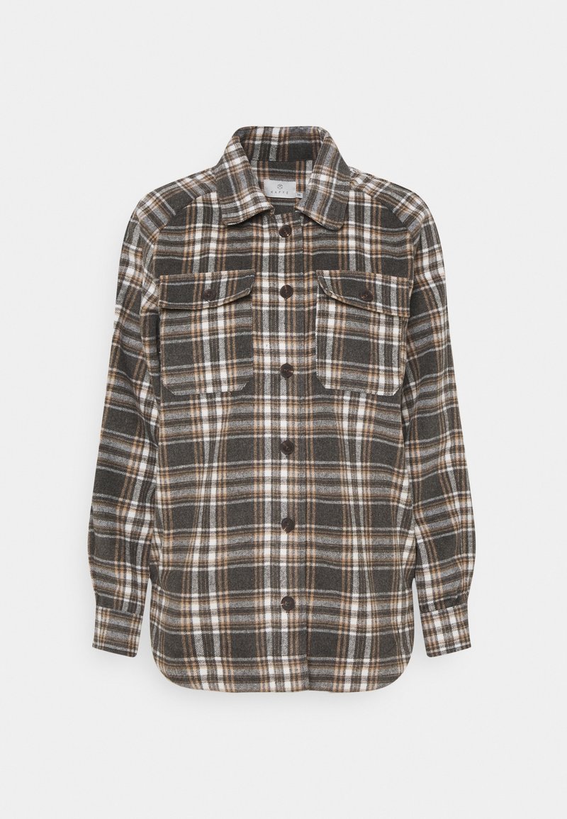 Veste-chemise à manches longues à carreaux marron, blanc et gris, fermeture boutonnée sur le devant, et deux poches poitrine à rabat avec boutons.