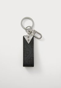 Porte-clé en cuir noir de forme rectangulaire, avec un accent triangulaire en argent orné de clous, un anneau en métal et un clip carabine.