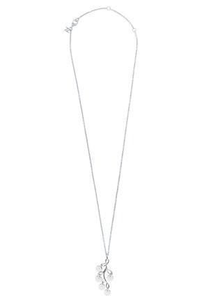 Silberne Kettenhalskette mit einem Zweig-Anhänger, an dem sechs runde Perlen von seinen Ästen hängen.