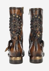 Braune Leder-Ankle-Boots mit dekorativen metallischen Nieten und Akzenten. Verfügt über einen seitlichen Reißverschluss und einen niedrigen Absatz. Texturierte Oberfläche.