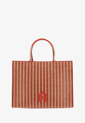 Červená a béžová tkaná taška ve tvaru obdélníku, texturovaný povrch, dvě ucha a výrazný červený logo akcent na přední straně.