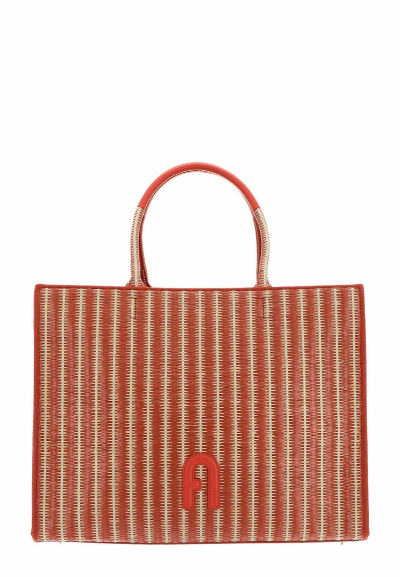 Czerwona i beżowa pleciona torba torebka o prostokątnym kształcie, teksturowanej powierzchni, dwóch uchwach oraz charakterystycznym czerwonym logo na przodzie.