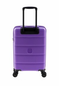 Valigia rigida viola con design a righe, manico telescopico nero e quattro ruote girevoli per una facile mobilità.