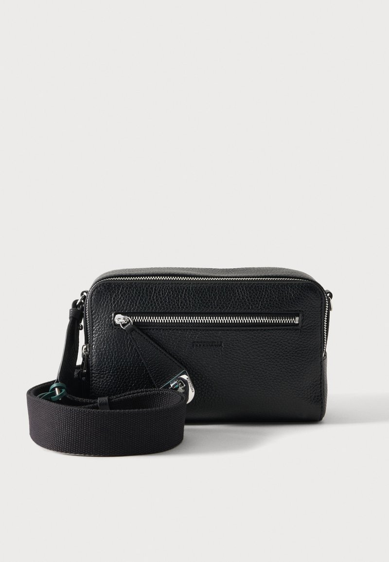 Μαύρη δερμάτινη τσάντα crossbody με υφή, με ασημένια τσέπη με φερμουάρ στο μπροστινό μέρος και φαρδιά ρυθμιζόμενη υφασμάτινη ράβδο τυλιγμένη δίπλα της.