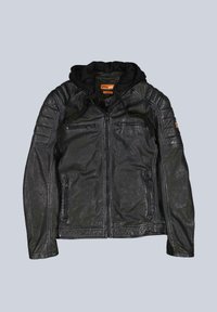 Schwarze Jacke aus Kunstleder mit gesteppter Schulterpartie, Frontreißverschluss, Reißverschlusstaschen an der Brust und den Seiten sowie abnehmbarem schwarzen Stoffkapuzen.