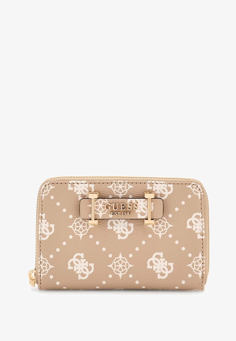 Beige Guess Zip-around Geldbörse mit weißem Monogramm-Muster und goldfarbener Logo-Plakette mit der Aufschrift "GUESS EST 1981" auf der Vorderseite.