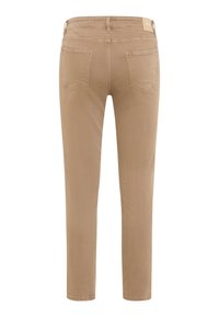 Jeans in denim beige con un taglio slim, dotati di due tasche posteriori e un design pulito. Il tessuto ha una consistenza liscia e dettagli di cucitura minimi.