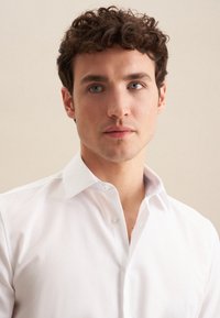 Witte button-up shirt met een klassieke kraag, voorzien van een contrasterende gemusterde afwerking aan de binnenkant van de kraag, gladde stof en een aansluitend ontwerp.