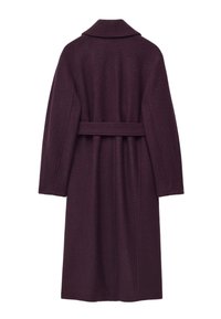 Langer, pflaumenfarbener Mantel aus weichem Stoff, mit breitem Kragen, langen Ärmeln und einem taillierten Gürtel mit vertikalen Nahtdetails.