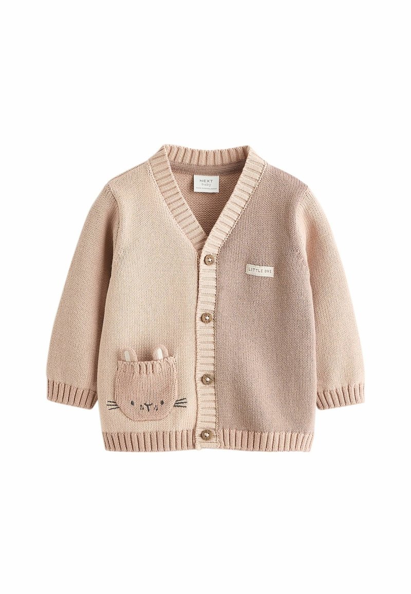 Cardigan beige pour tout-petit avec boutons, col et poignets côtelés, une petite poche en forme de visage de chat avec oreilles, et étiquette "Little One".