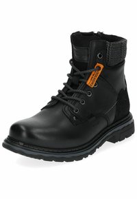 Botas de cuero negro con un puño de tela texturizada en el tobillo. Presentan cordones grises, una etiqueta de marca naranja y una suela de goma duradera.