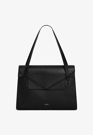 Bolso de hombro de cuero negro con un diseño estructurado, cierre de solapa y un bolsillo frontal. Presenta una textura suave y correas largas y elegantes.