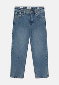 Jeans de mezclilla azul claro con un diseño de pierna recta, cinco bolsillos y herrajes de latón. La tela presenta una textura ligeramente desgastada.
