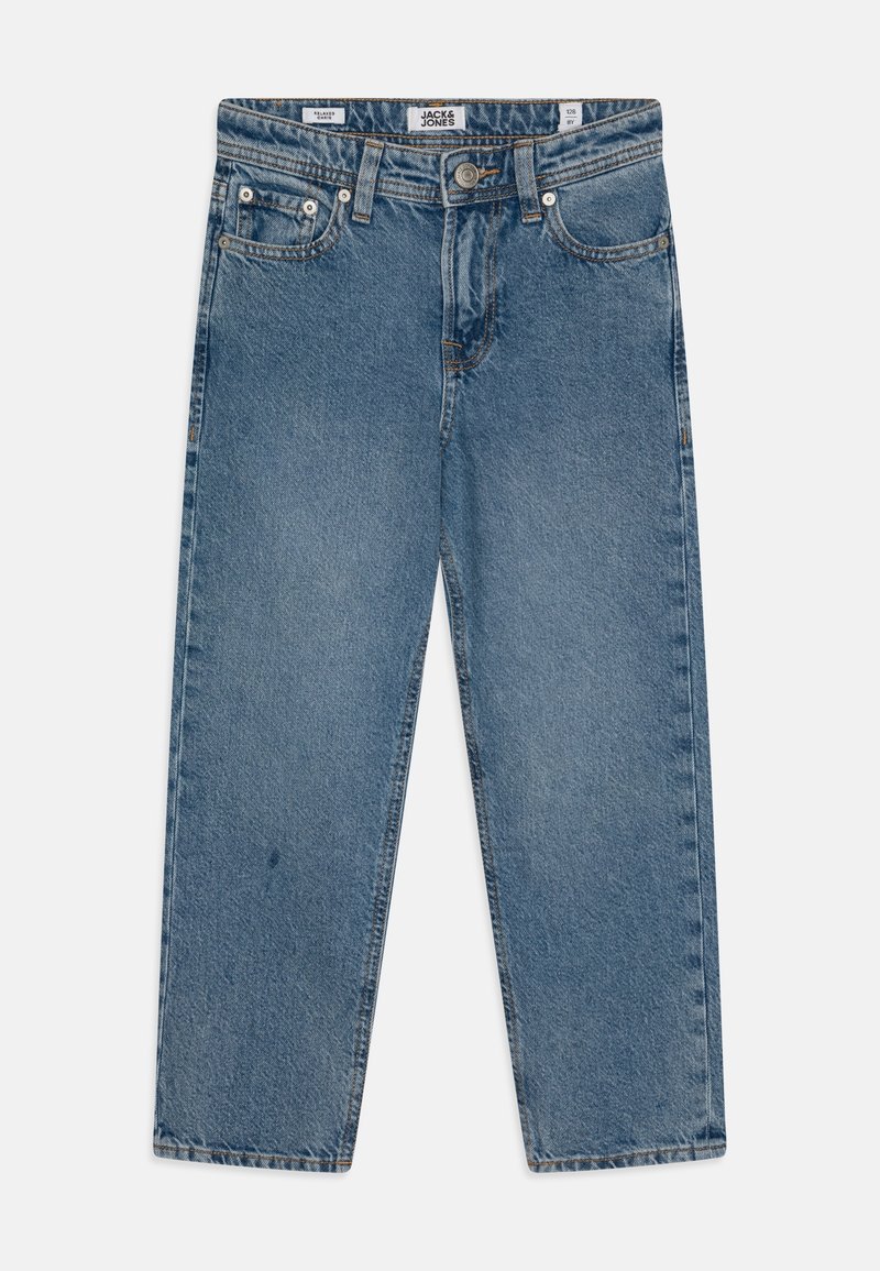 Jeans de mezclilla azul claro con un diseño de pierna recta, cinco bolsillos y herrajes de latón. La tela presenta una textura ligeramente desgastada.