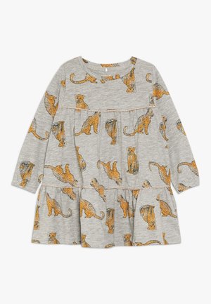 Szara sukienka z długim rękawem o warstwowym kroju, z nadrukiem pomarańczowych lampartów na całej powierzchni. Wykonana z miękkiej bawełnianej tkaniny.