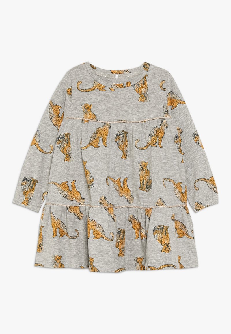 Robe grise à manches longues avec un design à volants, ornée d'un imprimé intégral de léopards orange. Fabriquée en tissu de coton doux.