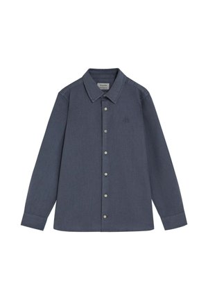 Camisa de manga larga azul oscuro con botones, cuello y logo bordado sutil en el lado izquierdo del pecho.