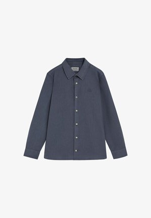 Camisa de manga larga azul oscuro con botones, cuello y logo bordado sutil en el lado izquierdo del pecho.