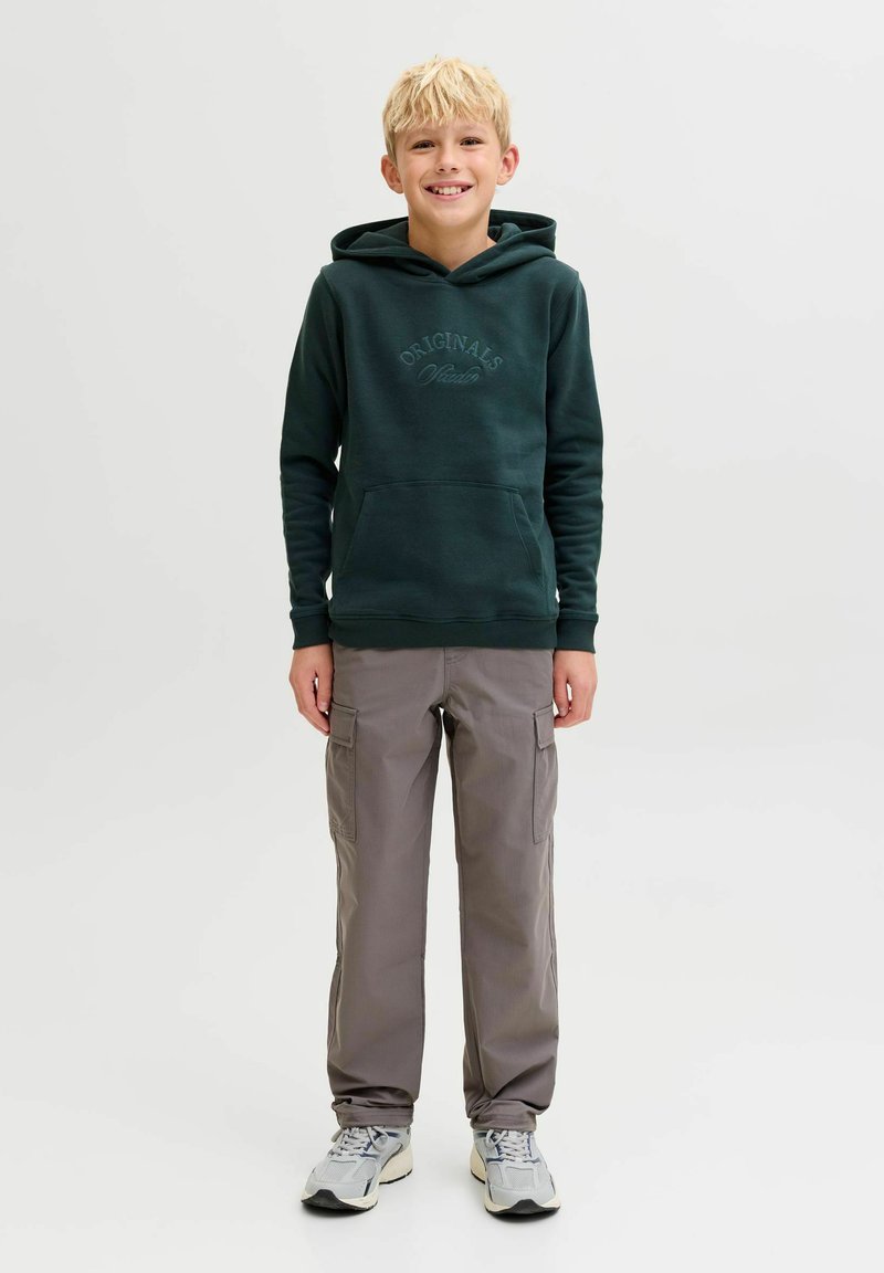 Sudadera verde con capucha y bolsillo canguro, con texto "ORIGINALS". Combinada con pantalones cargo grises, que presentan múltiples bolsillos y tobillos ajustados.