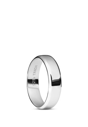 Sileä, kiillotettu hopeinen sormus, jossa sisäpuolella kaiverrus "925 S TRNDM", heijastaa valoa yksinkertaisella valkoisella taustalla.