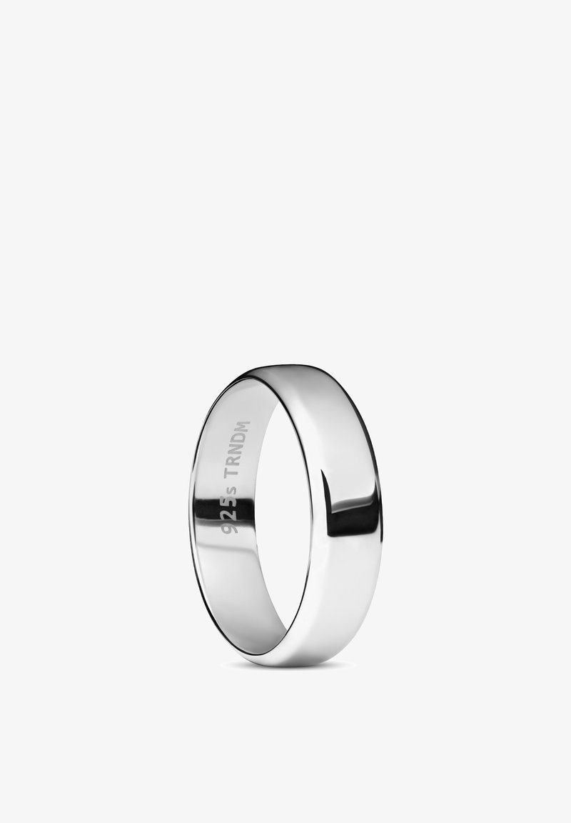 Glatt, polert sølvring med gravering "925 S TRNDM" på innsiden, som reflekterer lys mot en ensfarget hvit bakgrunn.