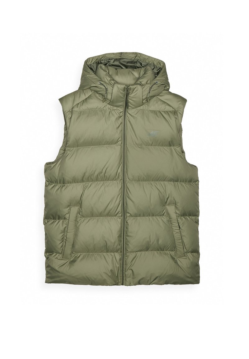 Kamizelka ocieplana w oliwkowym kolorze, z podszewką w kapturze, zamek błyskawiczny z przodu i dwoma bocznymi kieszeniami. Gładka tekstura z pikowanym wzorem.