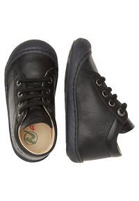 Černé kožené boty s kulatou špičkou, šněrovacím designem a gumovou podrážkou. Mají texturovaný povrch a viditelné švy.
