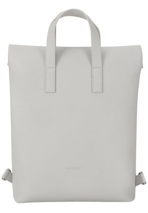 Hellgrauer Lederrucksack mit zwei kurzen Griffen, verstellbaren Seitenriemen und geprägtem "EXPATRIÉ"-Logo in der Mitte unten.