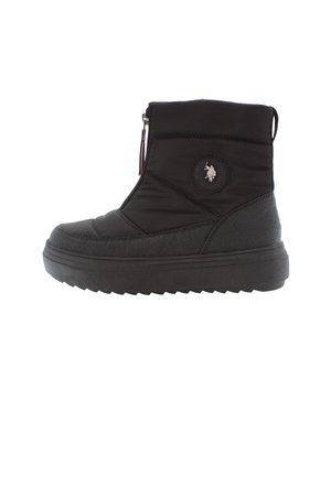 Czarny ocieplany botek za kostkę z zamkiem błyskawicznym, z teksturowanym wierzchem z materiału, okrągłą naszywką z logo oraz grubą gumową podeszwą.