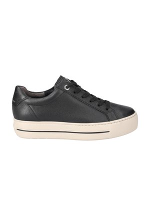 Czarny skórzany sneaker z fakturowaną cholewką, okrągłym noskiem, sznurowanym zapięciem, kremową podeszwą i subtelnym czarnym paskiem na podeszwie.