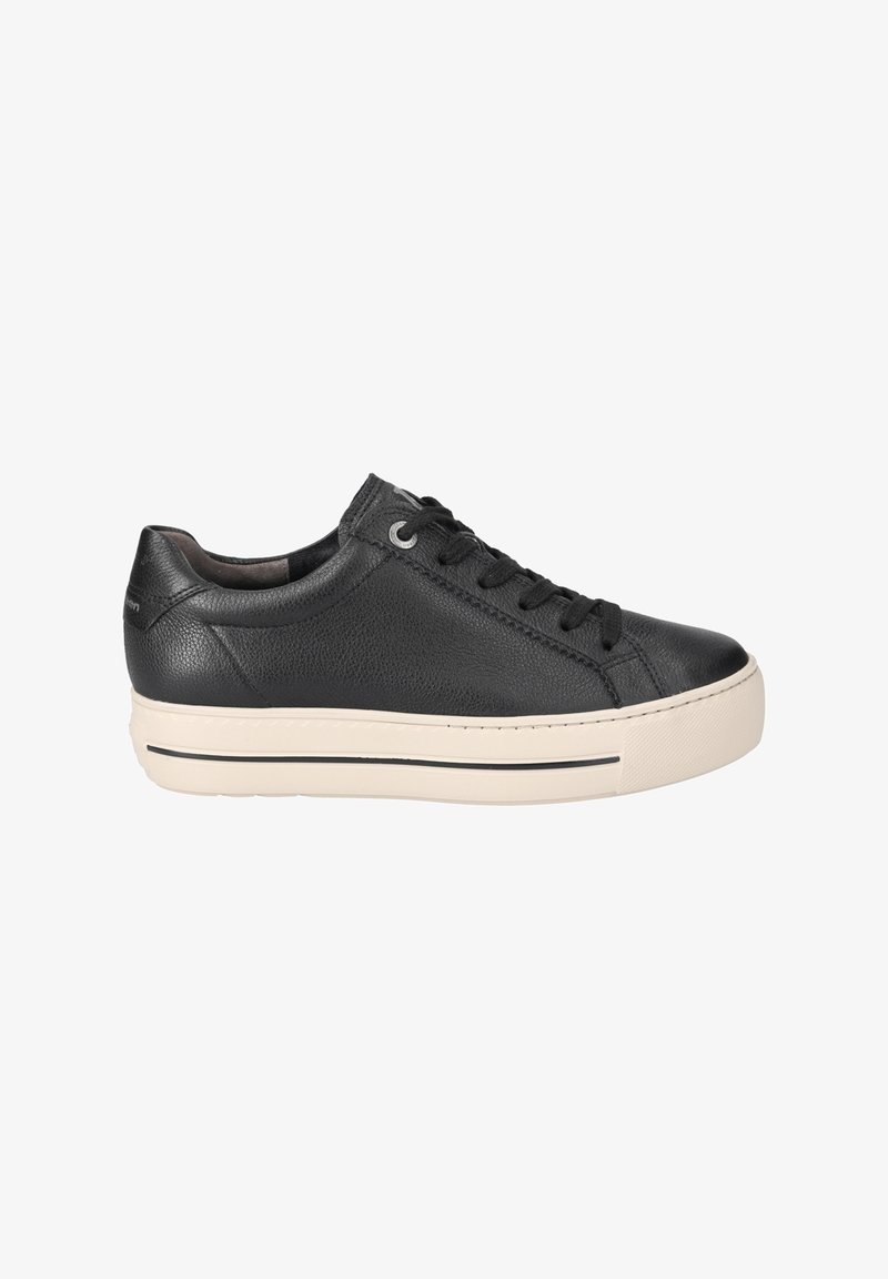 Baskets en cuir noir avec tige texturée, bout rond, design à lacets, semelle couleur crème et bande noire subtile sur la semelle.