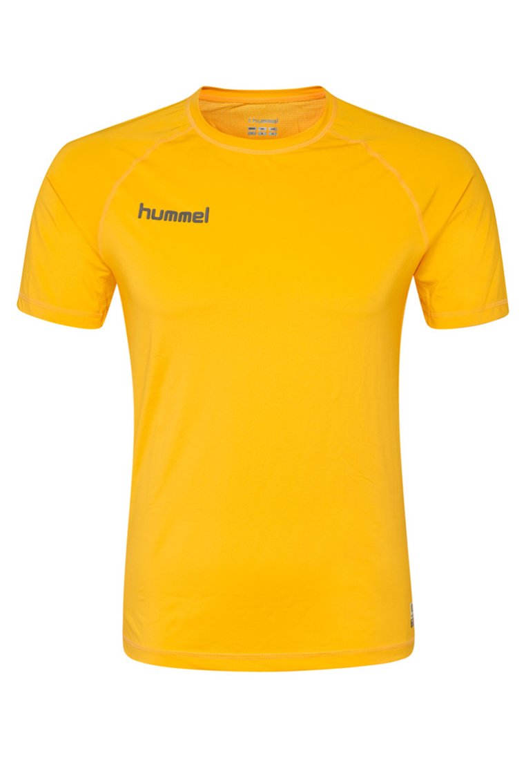 Gelbes, kurzärmliges Sportshirt mit Rundhalsausschnitt, das ein reflektierendes graues "hummel"-Logo im linken Brustbereich aufweist. Glatte Textur.