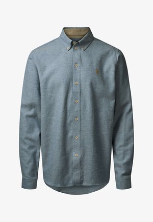 Camisa de hombre de manga larga y cuello abotonado en azul apagado con botones marrones y pequeño logotipo bordado en el lado izquierdo del pecho.