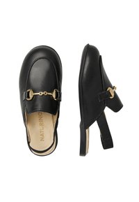 Scarpe slip-on in pelle nera con punta arrotondata, decorazioni in oro sul dorso del piede e una fascia posteriore per una vestibilità sicura.