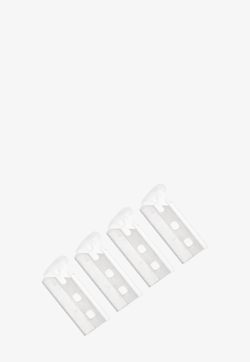 Quatre porte-lames de rasoir en plastique transparent, chacun contenant une lame de rasoir en métal, disposés en rangée sur fond blanc.