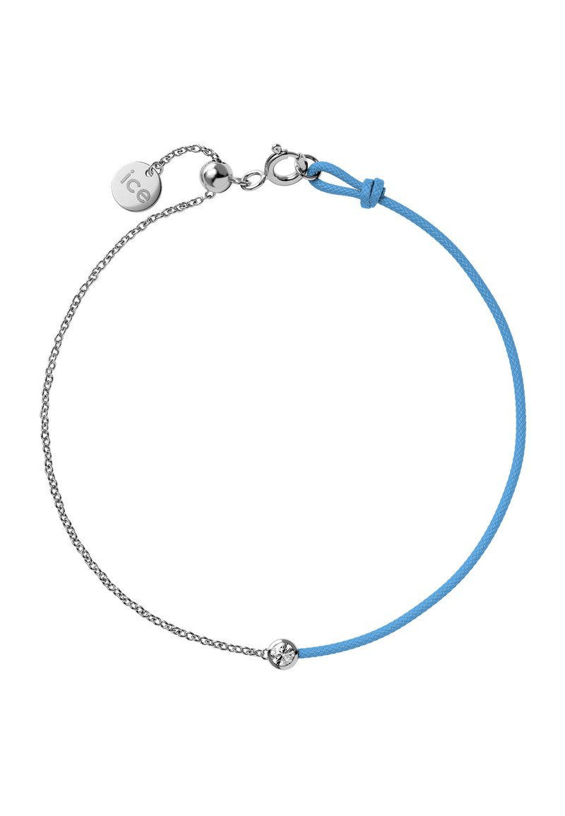 Pulsera de cadena de plata con un cordón trenzado de color azul claro. Presenta un cierre redondo de plata y una cuenta decorativa con un acento de gema transparente.