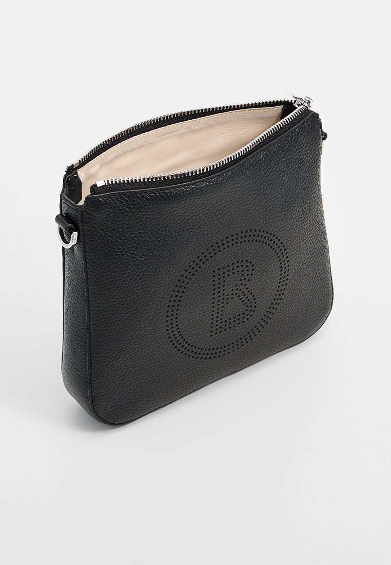 Schwarze Leder-Crossbody-Tasche mit strukturiertem Oberflächenmaterial, ausgestattet mit einem gestanzten 'B'-Logo. Das Innere ist mit einem beigen Stoff ausgekleidet und hat einen Reißverschluss.