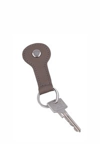 Clé argentée attachée à un porte-clés en cuir marron avec un bouton métallique rond et des coutures visibles sur fond blanc.