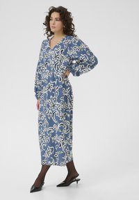 Kaffe DAHLIA - Dnevna haljina - bering sea white paisley