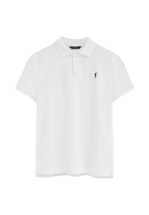 Polo blanco de manga corta con cuello y tres botones, con un pequeño logo negro de una persona haciendo un swing con un palo de golf en el pecho.