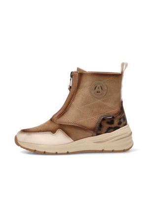 Bota deportiva de caña alta en marrón y beige con textura acolchada, cremallera lateral, detalle de estampado de leopardo en el talón y suela gruesa acolchada.