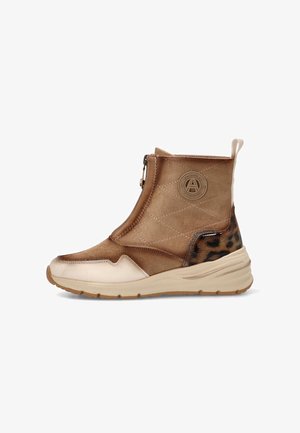 Bota deportiva de caña alta en marrón y beige con textura acolchada, cremallera lateral, detalle de estampado de leopardo en el talón y suela gruesa acolchada.