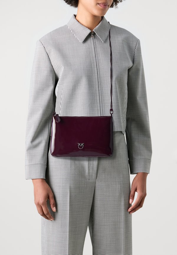 FLAT CLASSIC VERNICE PIPING - Clutch