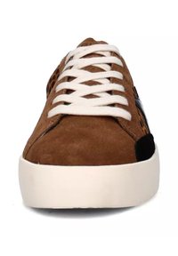 Baskets en daim marron avec accents noirs et lacets blancs, dotées d'un bout arrondi et d'une semelle en caoutchouc blanc. Détails en imprimé léopard sur les côtés.