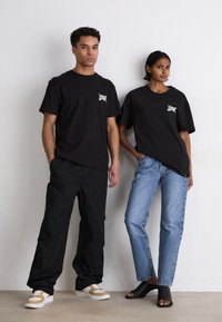 Tommy Jeans FLOWER POWER TEE UNISEX - Camiseta estampada - black