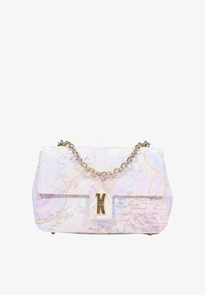 Petit sac à main en cuir aux couleurs pastel avec imprimé carte, bandoulière en chaîne dorée et fermeture dorée sur fond blanc.