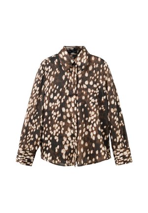 Camisa de manga larga con botones, con estampado animal moteado en tonos marrón y beige, cuello puntiagudo y puños con botones, mostrada sobre fondo blanco.